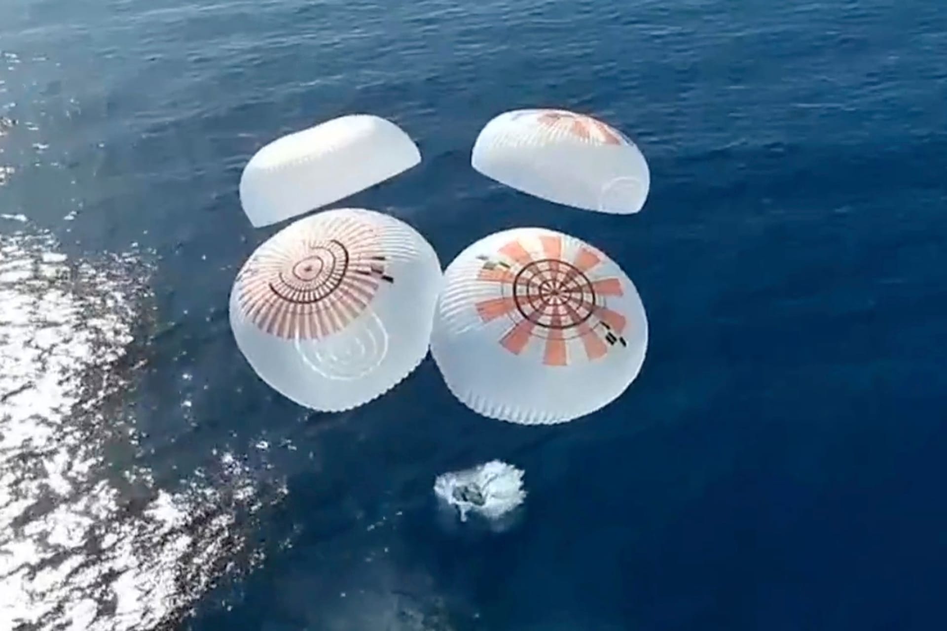 Die Landung: In diesem Bild aus einem von SpaceX zur Verfügung gestellten Video taucht die Dragon-Kapsel mit vier Personen an Bord vor der Küste Kaliforniens in den Pazifischen Ozean ein.