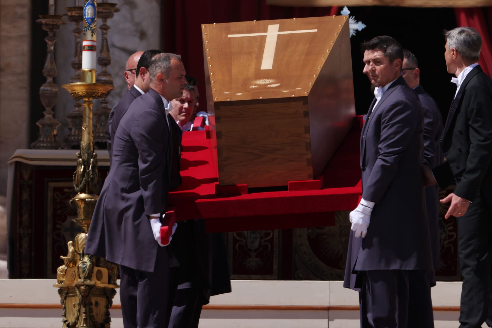 Papst Franziskus' Sarg wird aus dem Petersdom getragen: Rund 400.000 Menschen wohnten der Beerdigung des Pontifex in Rom bei.