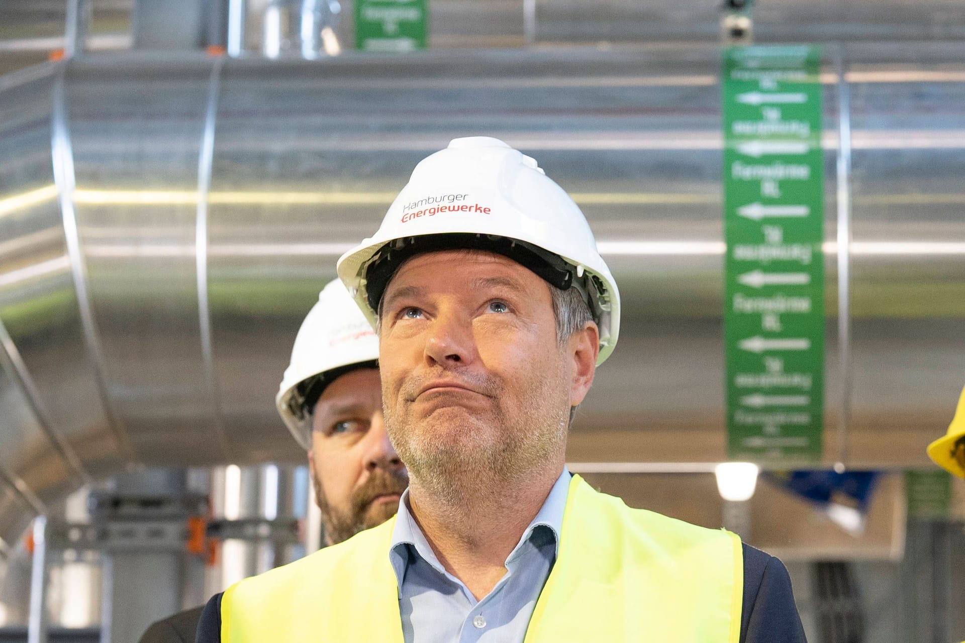 Robert Habeck bei der Besichtigung einer Power-to-Heat-Anlage: Auch die neue Regierung setzt vermehr auf erneuerbare Energien – auch bei der Wärmeversorgung.