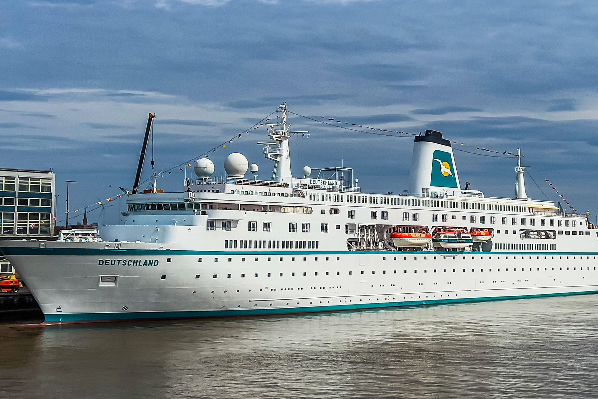 Die MS Deutschland in Bremerhaven (Archivbild): Am Dienstag ist das ehemalige Traumschiff in seinen Heimathafen für die Sommersaison eingelaufen.