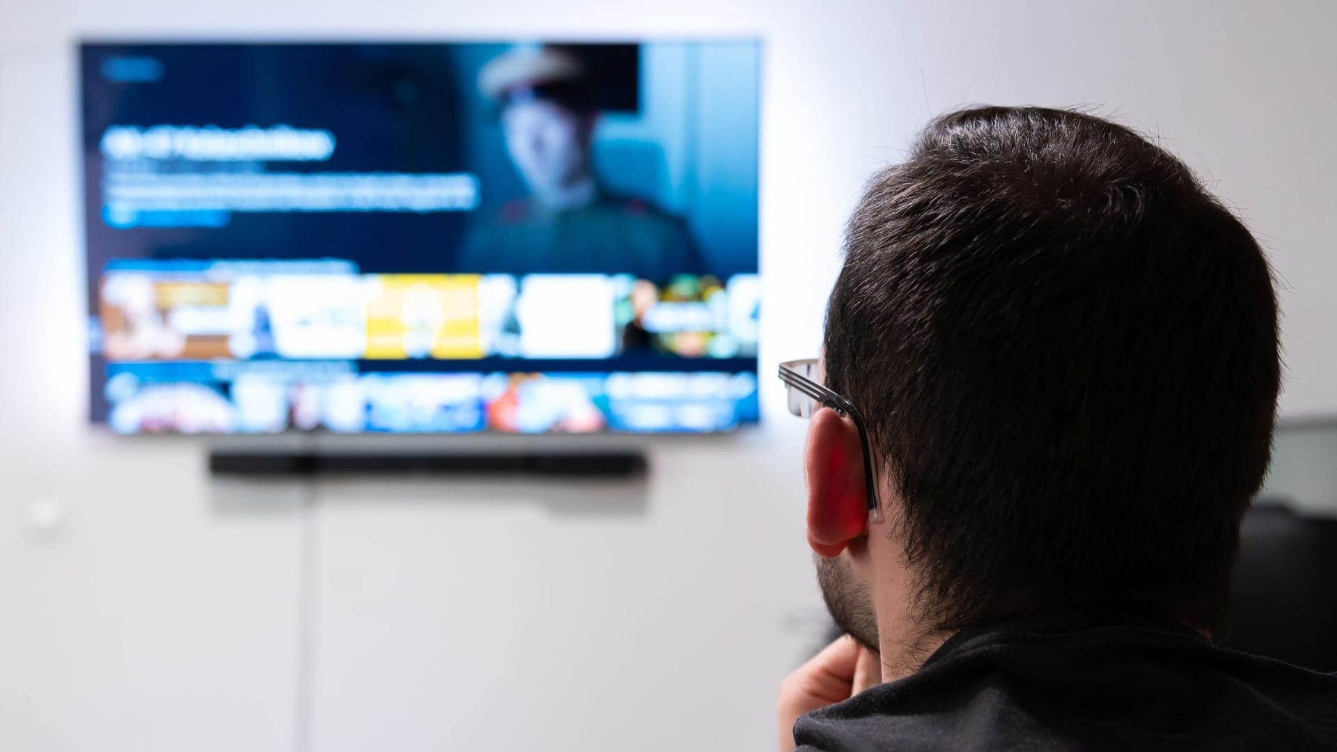 Mann schaut auf seinem Fernseher Amazon Prime Video Mann schaut auf seinem Fernseher Amazon Prime Video
