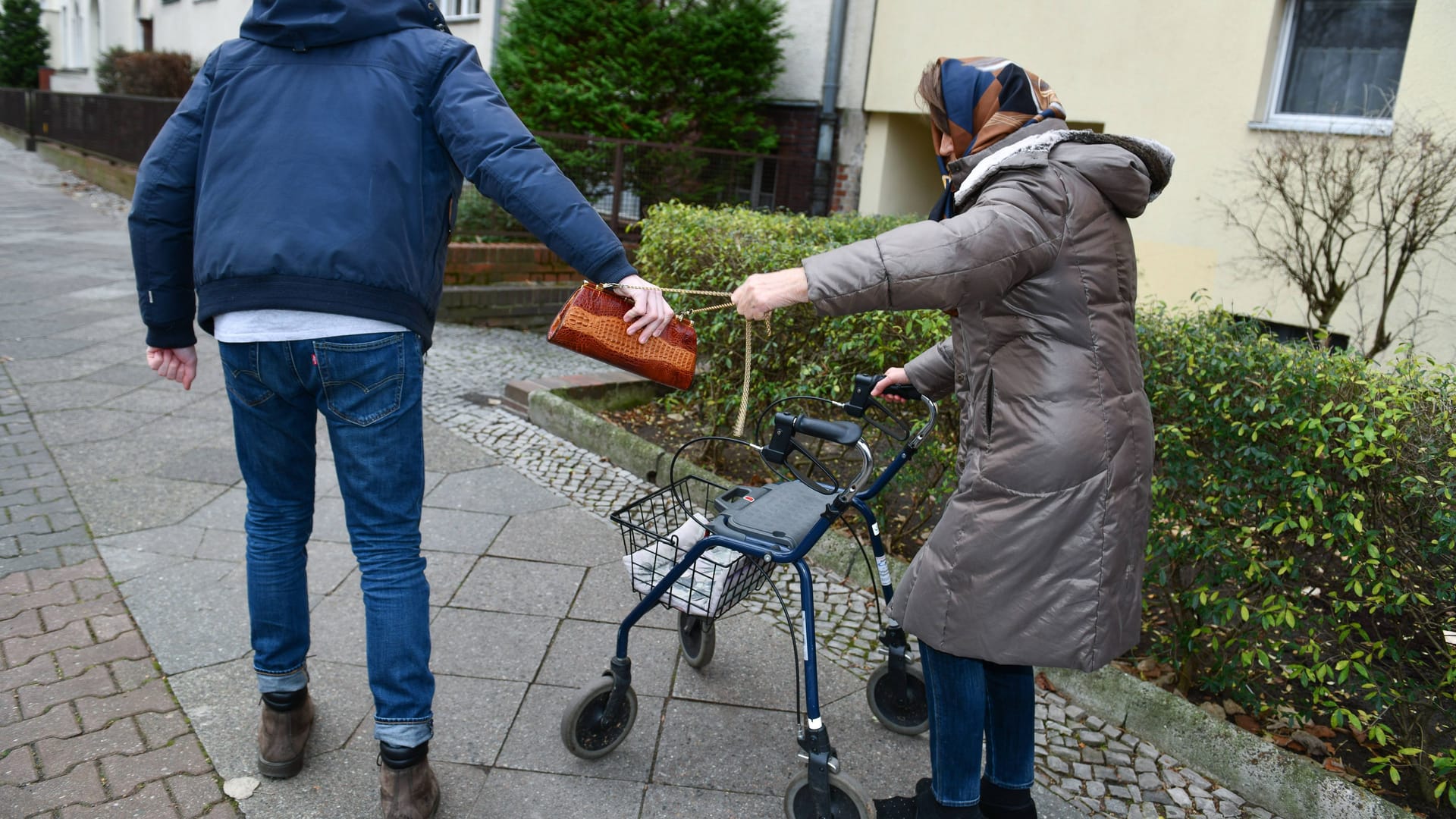 Dieb will Handtasche von Seniorin klauen (Symbolbild): Beide Frauen kamen am Dienstag ins Krankenhaus. Dieb will Handtasche von Seniorin klauen (Symbolbild): Beide Frauen kamen am Dienstag ins Krankenhaus.