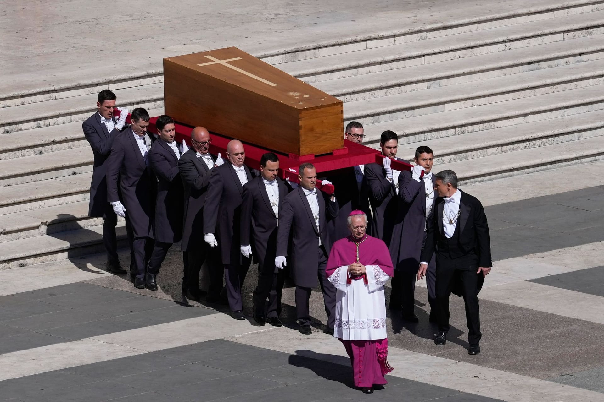 Der Sarg von Papst Franziskus wird zu seinem Begräbnis auf den Petersplatz im Vatikan getragen. Der Sarg von Papst Franziskus wird zu seinem Begräbnis auf den Petersplatz im Vatikan getragen.