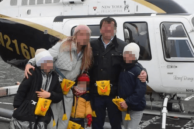 Die Familie des Siemens-Managers posiert vor ihrem Unglücksflug vor dem Hubschrauber in New York. 