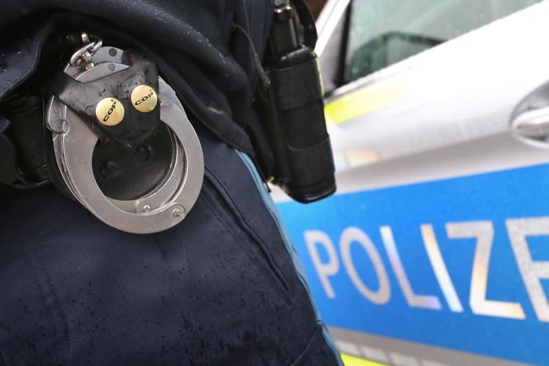 Für einen aggressiven ICE-Fahrgast endet eine Zugfahrt mit einer Festnahme. (Symbolbild)