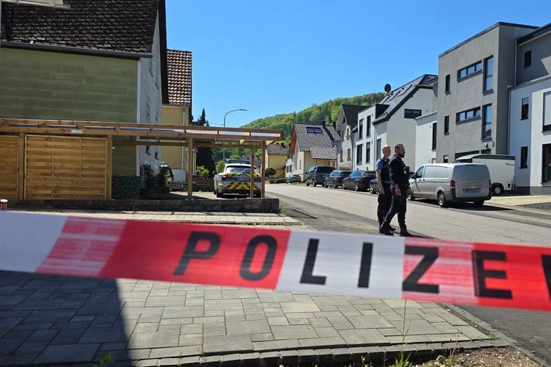 Polizei steht hinter einer Absperrung in Tawern.