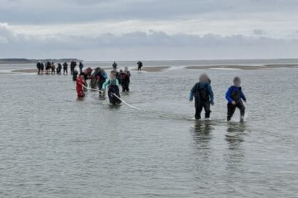 Rettungsaktion im Watt: Etwa 300 Meter vor Amrum kam eine Gruppe nicht weiter, während das Wasser stieg.