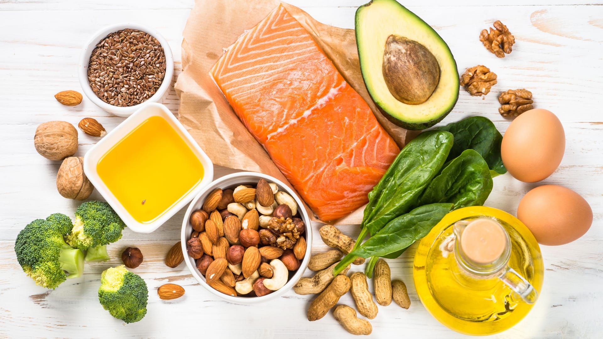 Fisch, Fleisch, Nüsse und Gemüse: Eine ketogene Ernährung setzt auf Fett und Protein. Fisch, Fleisch, Nüsse und Gemüse: Eine ketogene Ernährung setzt auf Fett und Protein.