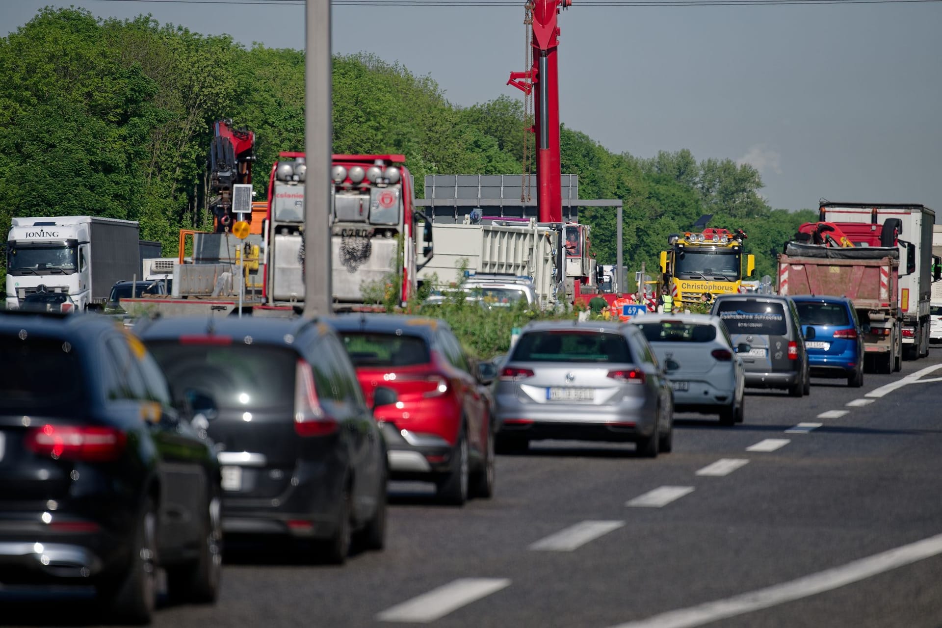 Schwertransporter umgekippt - A4 bei Köln gesperrt