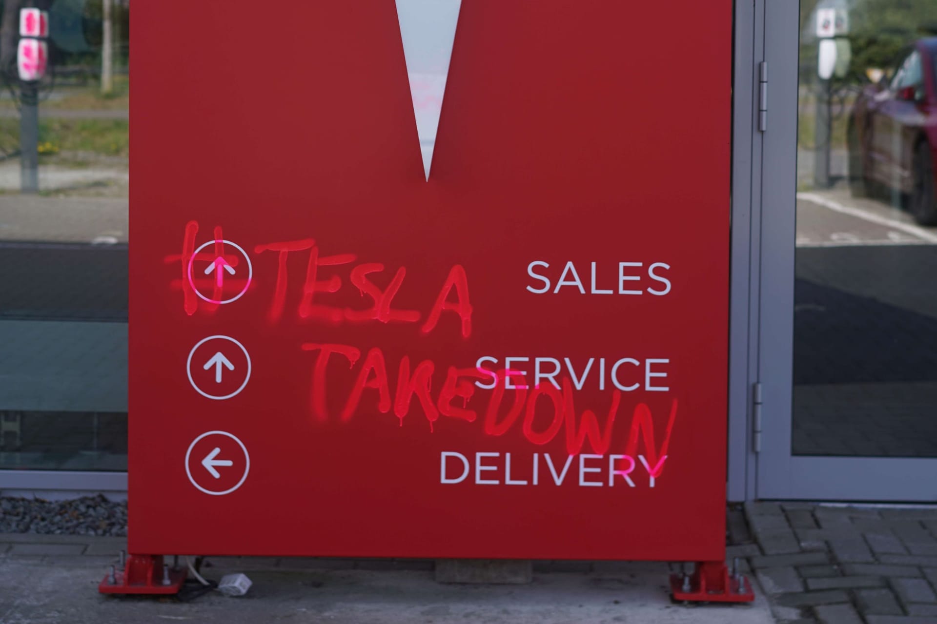 Aktivisten haben diese Filiale in Oldenburg mit roter Farbe besprüht: "#Tesla Takedown" ist auf dem Schild zu lesen. Ähnlich gingen sie auch in Münchren vor.