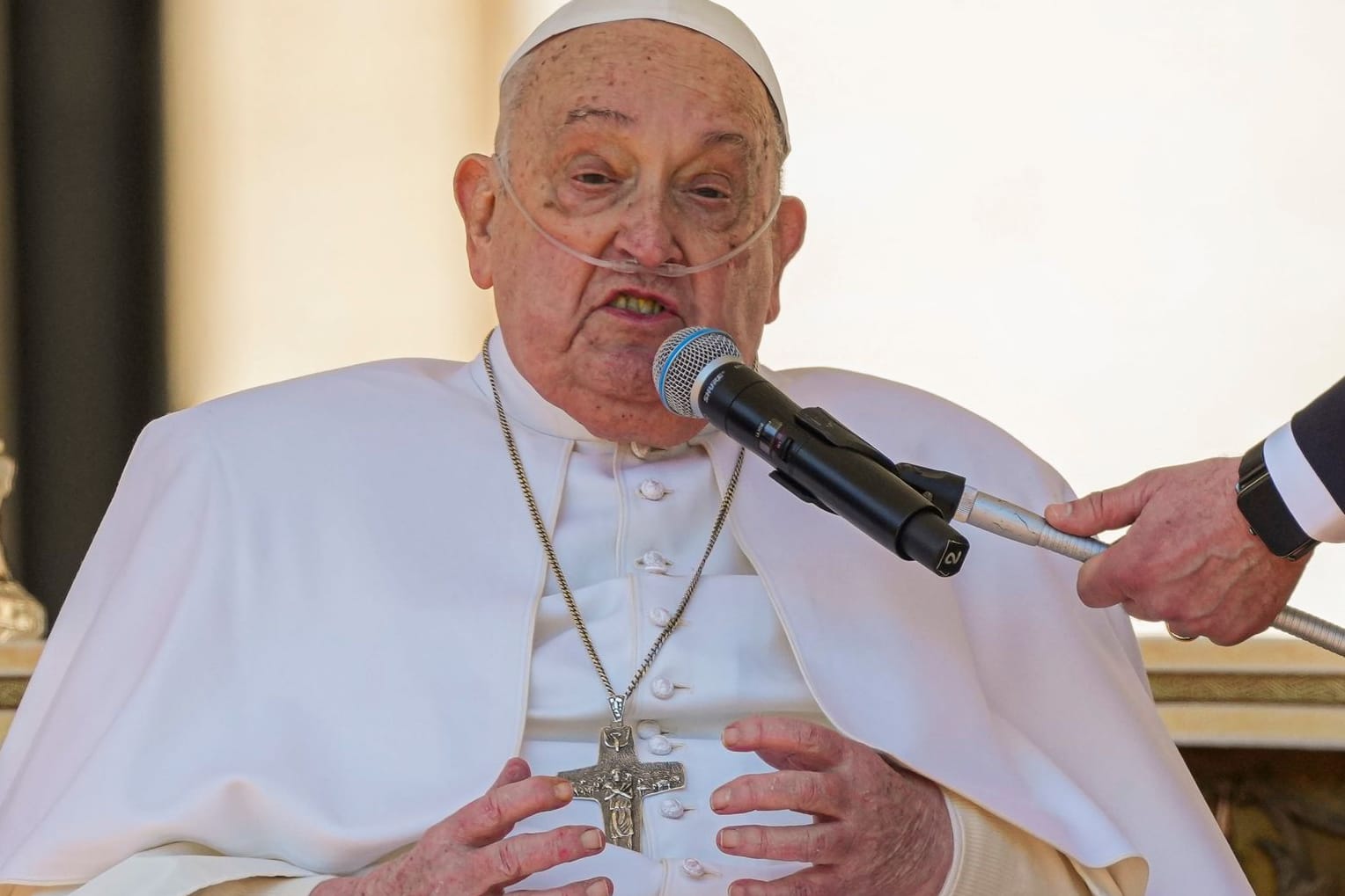 Papst Franziskus spricht zu den Gläubigen am Ende einer Messe auf dem Petersplatz im Vatikan, die den Kranken gewidmet ist.
