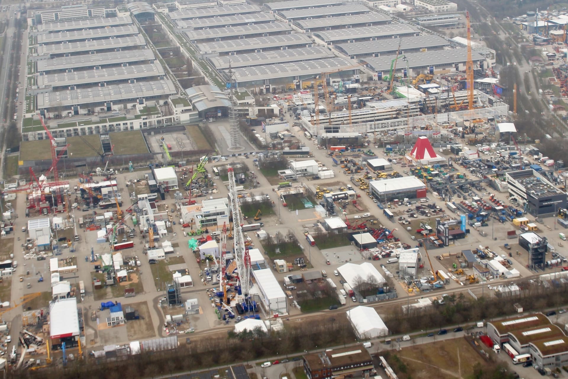 Blick auf das Messegelände in Riem von oben: Die Aufbauarbeiten für die Bauma laufen bereits innen wie außen.