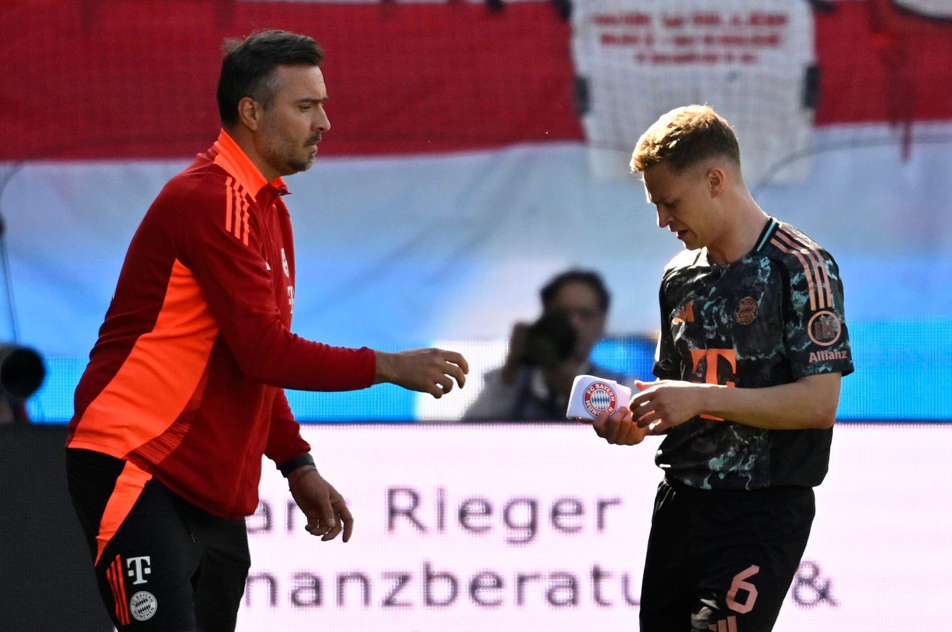Joshua Kimmich (r.) bekommt die Kapitänsbinde gereicht.