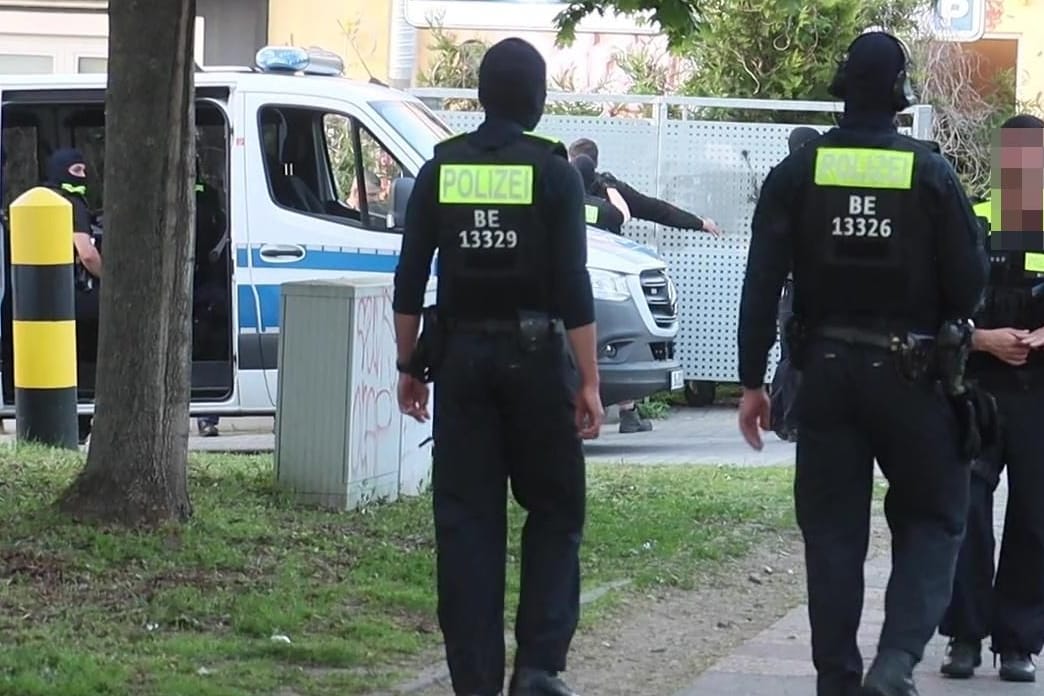Polizei in Berlin im Einsatz: Vor und im Lokal "Papa Ari", ein Treffpunkt des Abou-Chaker-Clans in Treptow, soll es eine Schlägerei und Schüsse gegeben haben.