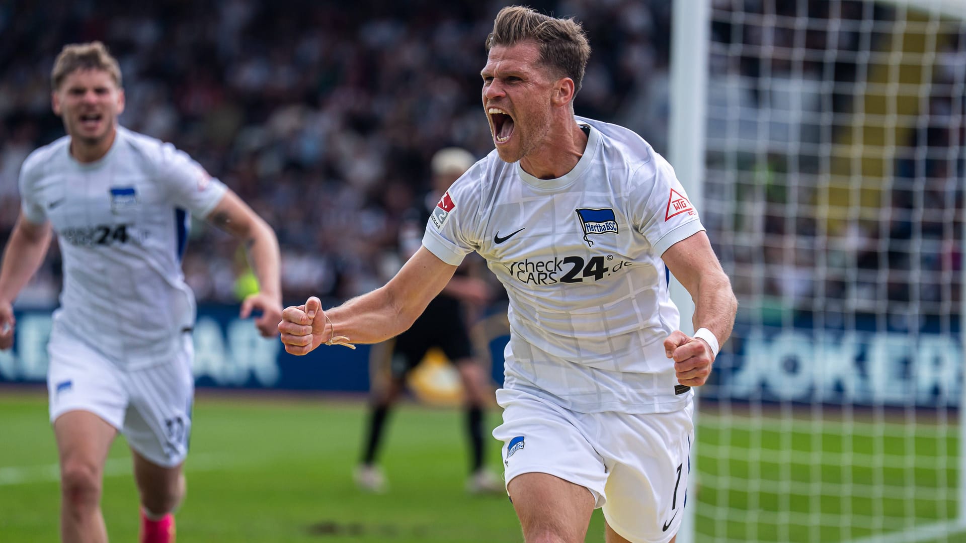 Florian Niederlechner jubelt über sein Siegtor für Hertha BSC gegen Ulm: Sieht man den 34-Jährigen so in der kommenden Saison im Trikot von 1860 München? Florian Niederlechner jubelt über sein Siegtor für Hertha BSC gegen Ulm: Sieht man den 34-Jährigen so in der kommenden Saison im Trikot von 1860 München?
