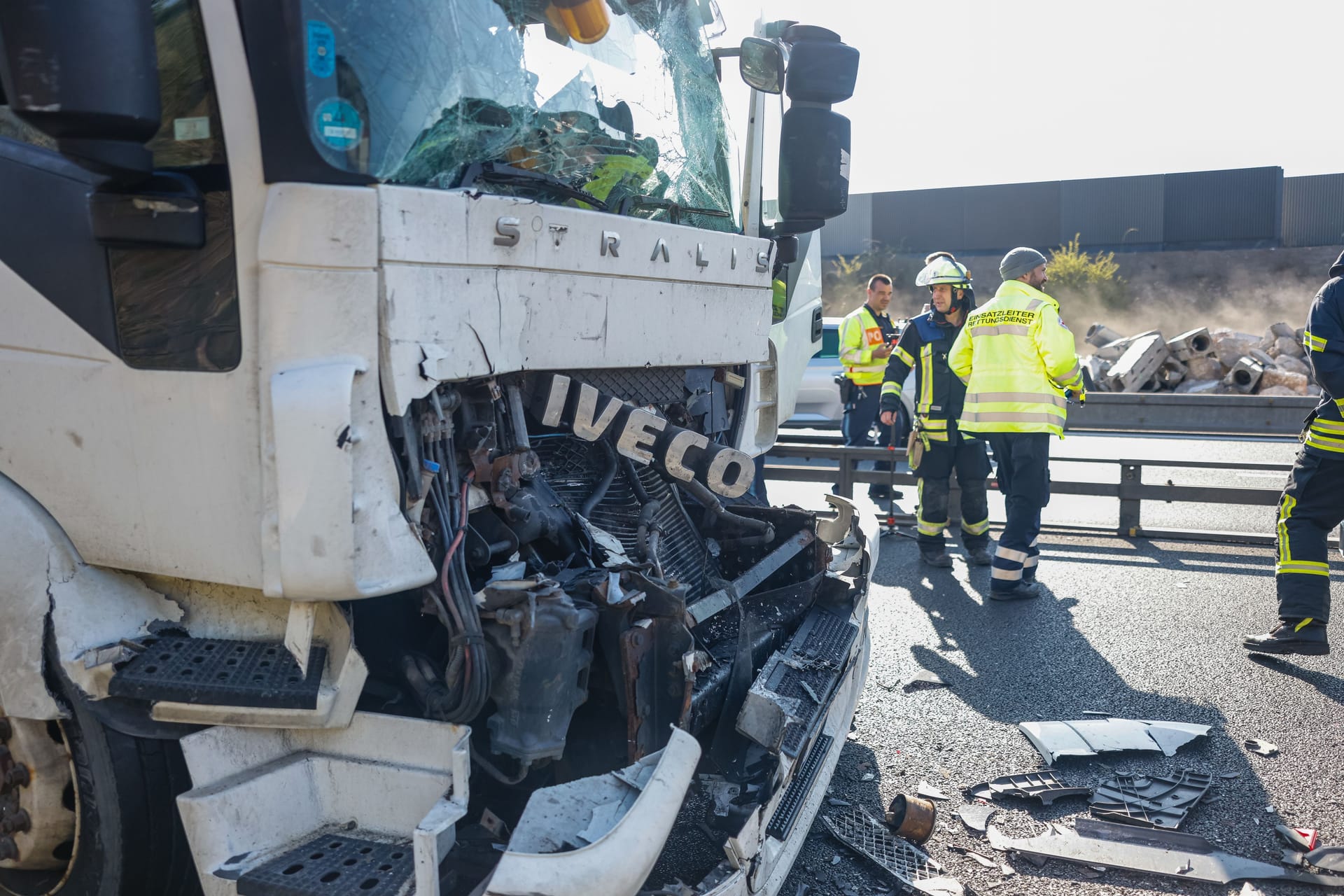 Einer der demolierten Lastwagen auf der A3: Zwischenzeitlich landete dort auch ein Rettungshubschrauber.