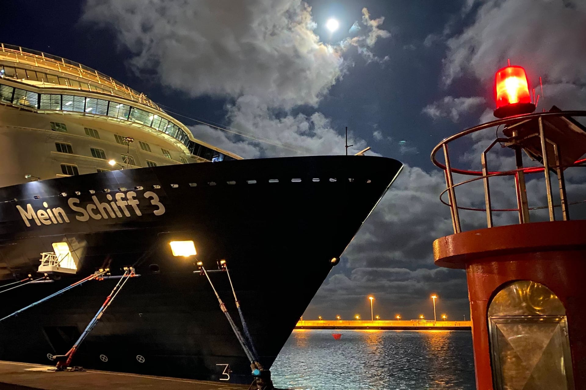 "Mein Schiff 3" liegt vor Anker (Archivbild): In diesem Sommer setzt Tui Cruises zwei Schiffe ab Bremerhaven ein.