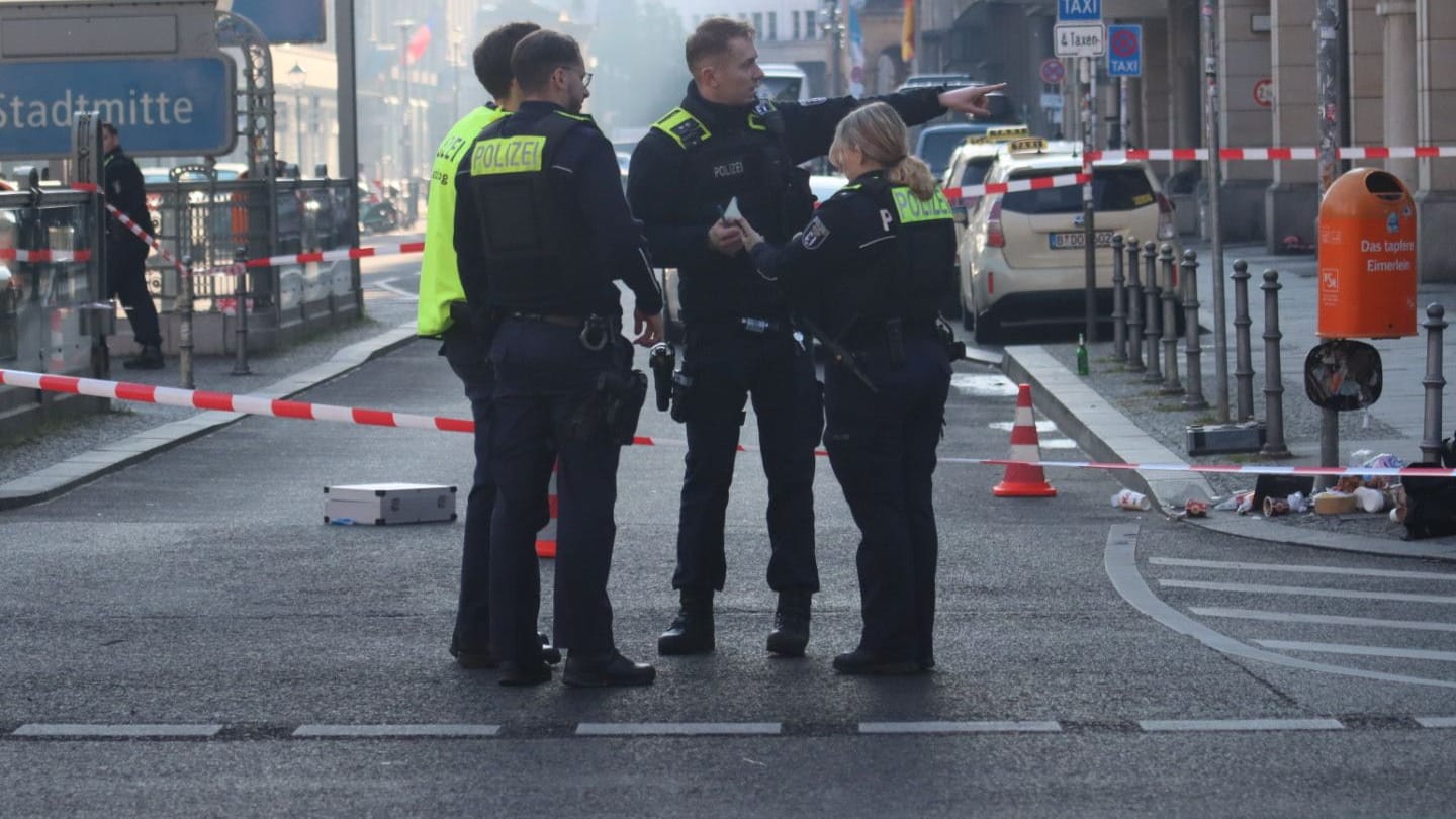 Polizeibeamte stehen an einer Absperrung: Vor dem Hilton Hotel in Berlin-Mitte sind in der Nacht Schüsse gefallen.