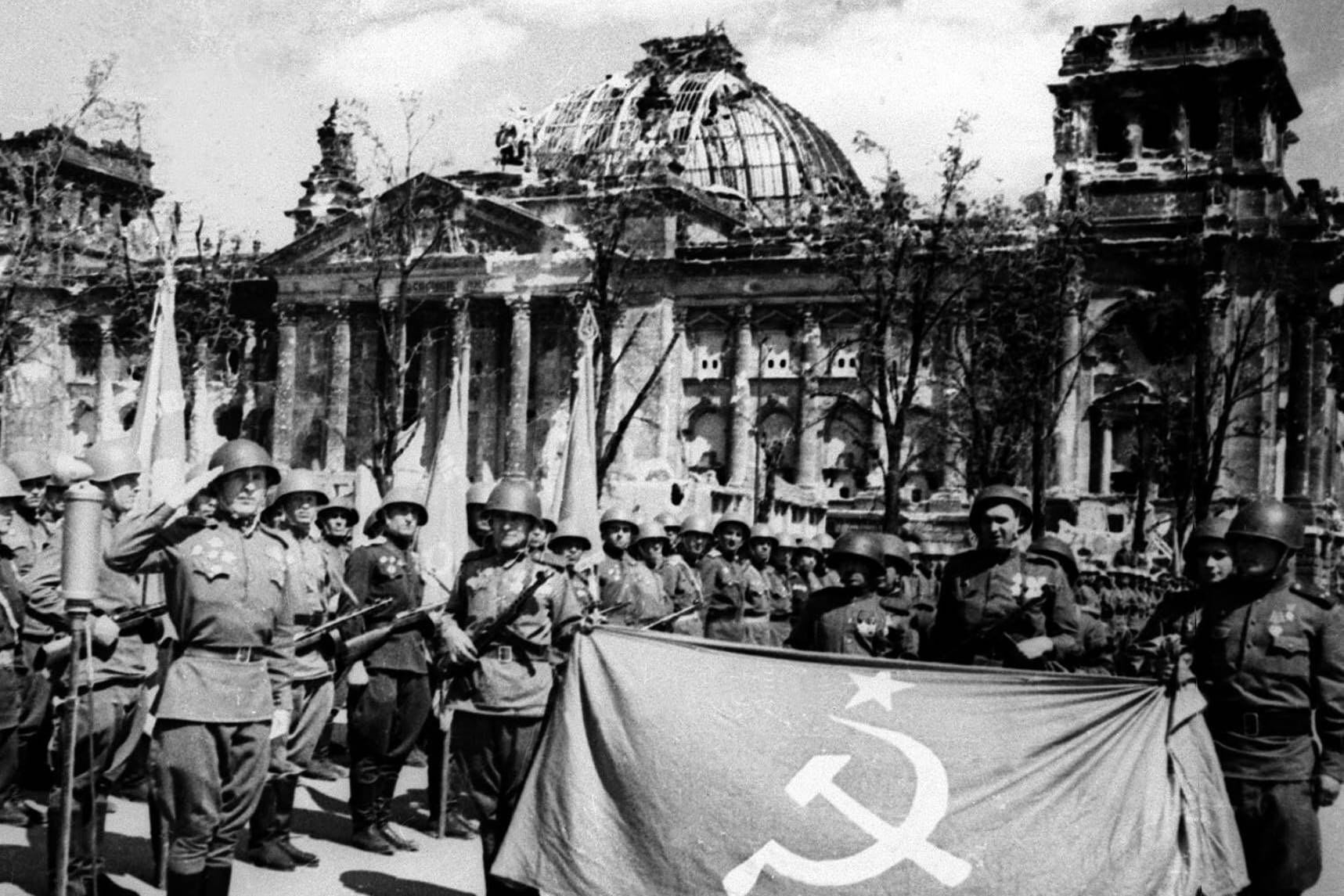 Soldaten der Roten Armee bei der Siegesparade am 9. Mai 1945 vor der Ruine des Reichstags Soldaten der Roten Armee bei der Siegesparade am 9. Mai 1945 vor der Ruine des Reichstags
