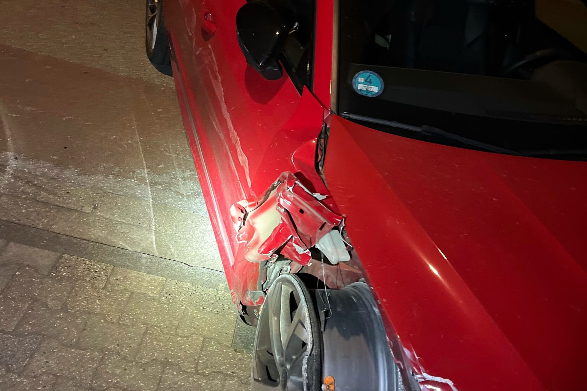 Ein beschädigtes Auto: Neben diesem wurden acht weitere Fahrzeuge beschädigt.