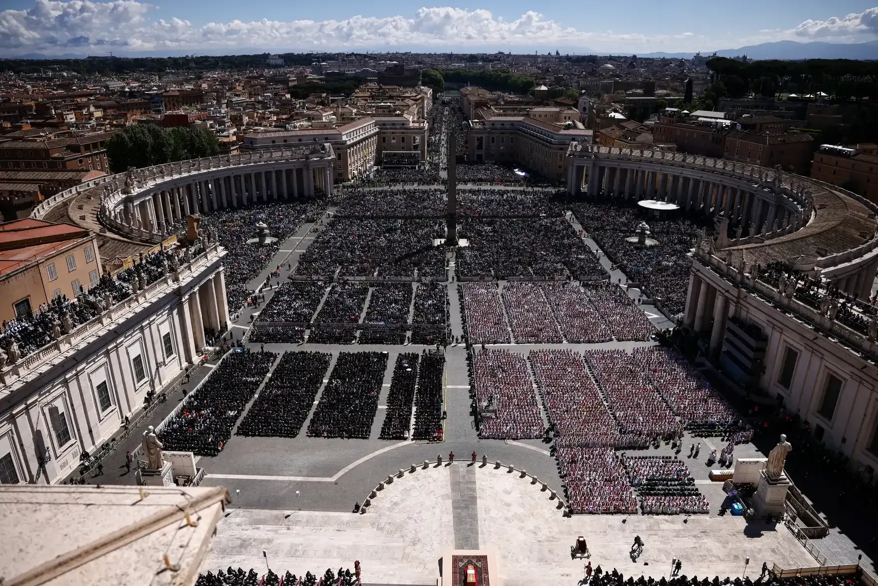 Rund 250.000 Menschen rund um den Petersplatz sowie Staatschefs und Monarchen aus aller Welt haben in Rom Abschied von Papst Franziskus genommen. Rund 250.000 Menschen rund um den Petersplatz sowie Staatschefs und Monarchen aus aller Welt haben in Rom Abschied von Papst Franziskus genommen.