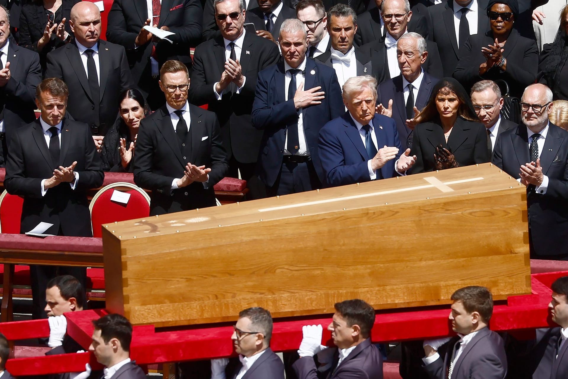 Vorbei an den Staatsgästen, darunter Emmanuel Macron (l-r), Präsident von Frankreich, dem finnischen Präsidenten Alexander Stubb, US-Präsident Donald Trump, First Lady Melania Trump und Estlands Präsident Alar Karis wird der Sarg des verstorbenen Papstes nach der Trauermesse auf dem Petersplatz im Vatikan abtransportiert. Vorbei an den Staatsgästen, darunter Emmanuel Macron (l-r), Präsident von Frankreich, dem finnischen Präsidenten Alexander Stubb, US-Präsident Donald Trump, First Lady Melania Trump und Estlands Präsident Alar Karis wird der Sarg des verstorbenen Papstes nach der Trauermesse auf dem Petersplatz im Vatikan abtransportiert.