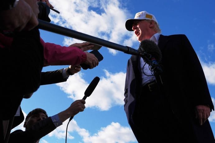 US-Präsident Donald Trump spricht mit Reportern, bevor er an Bord der Air Force One geht.