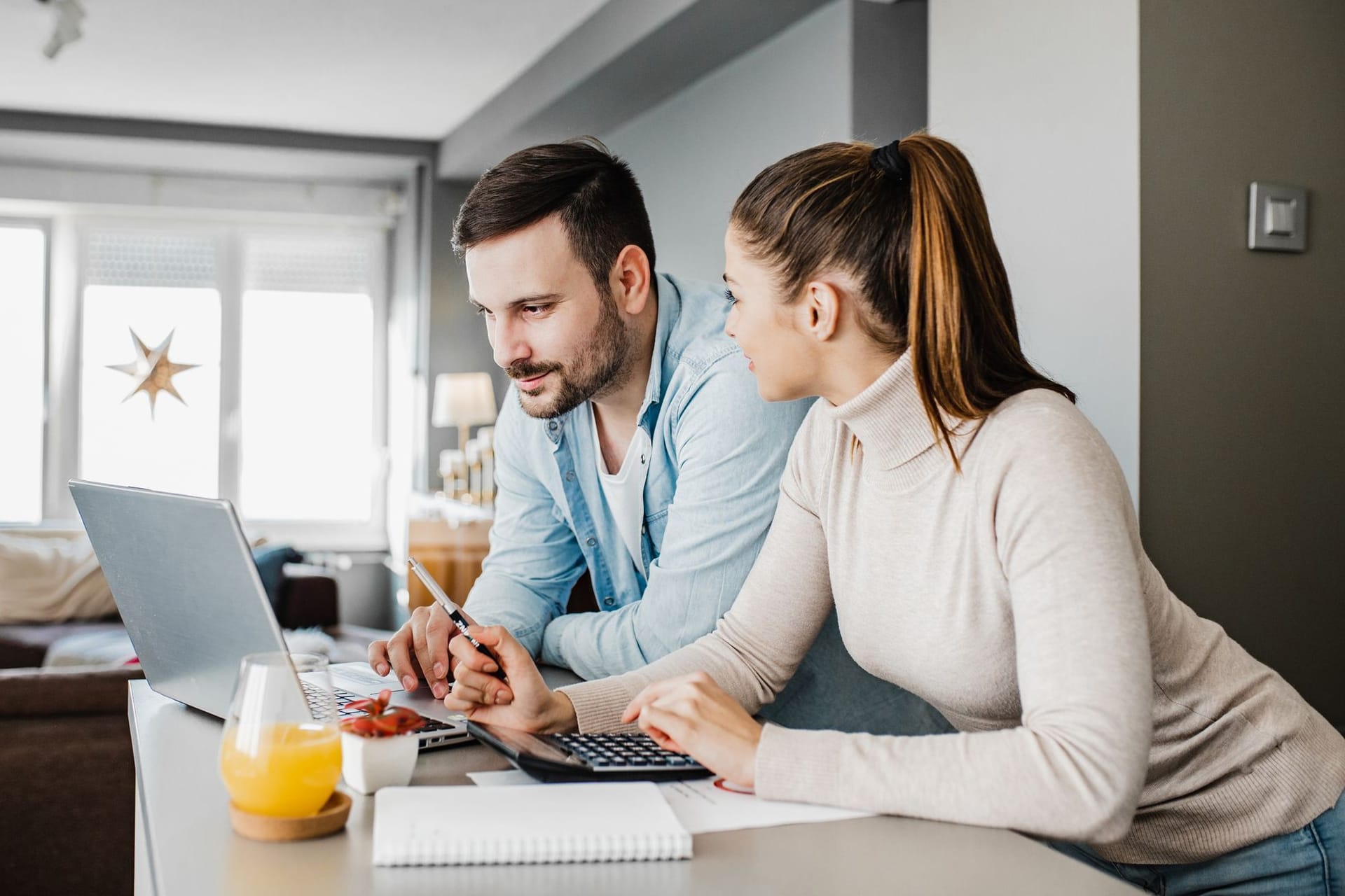 Paar checkt zu Hause seine Finanzen am Laptop