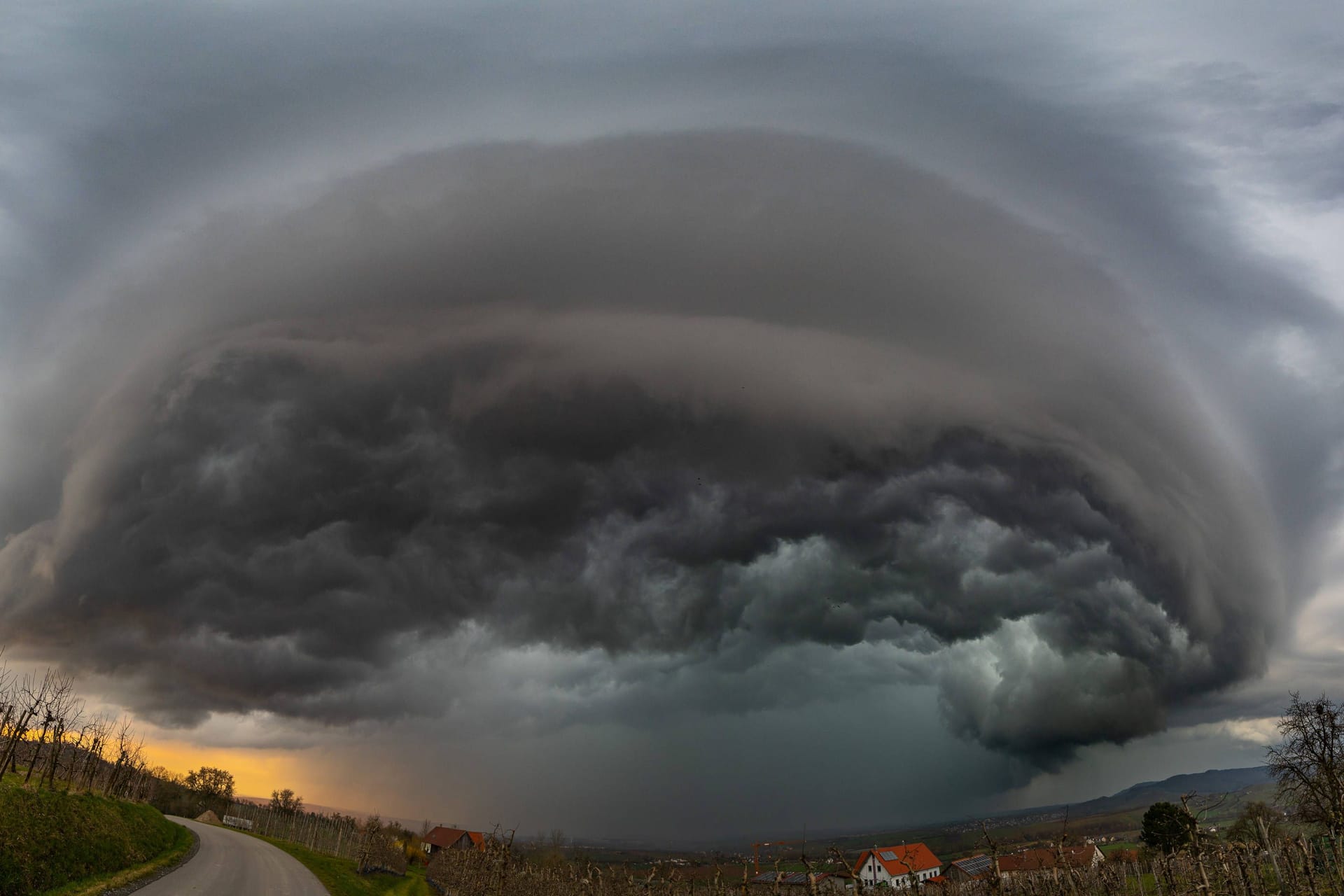 Eine Gewitter-Superzelle am Himmel über Deutschland (Symbolbild): In Nordrhein-Westfalen werde in den nächsten Tagen starke Gewitter erwartet.