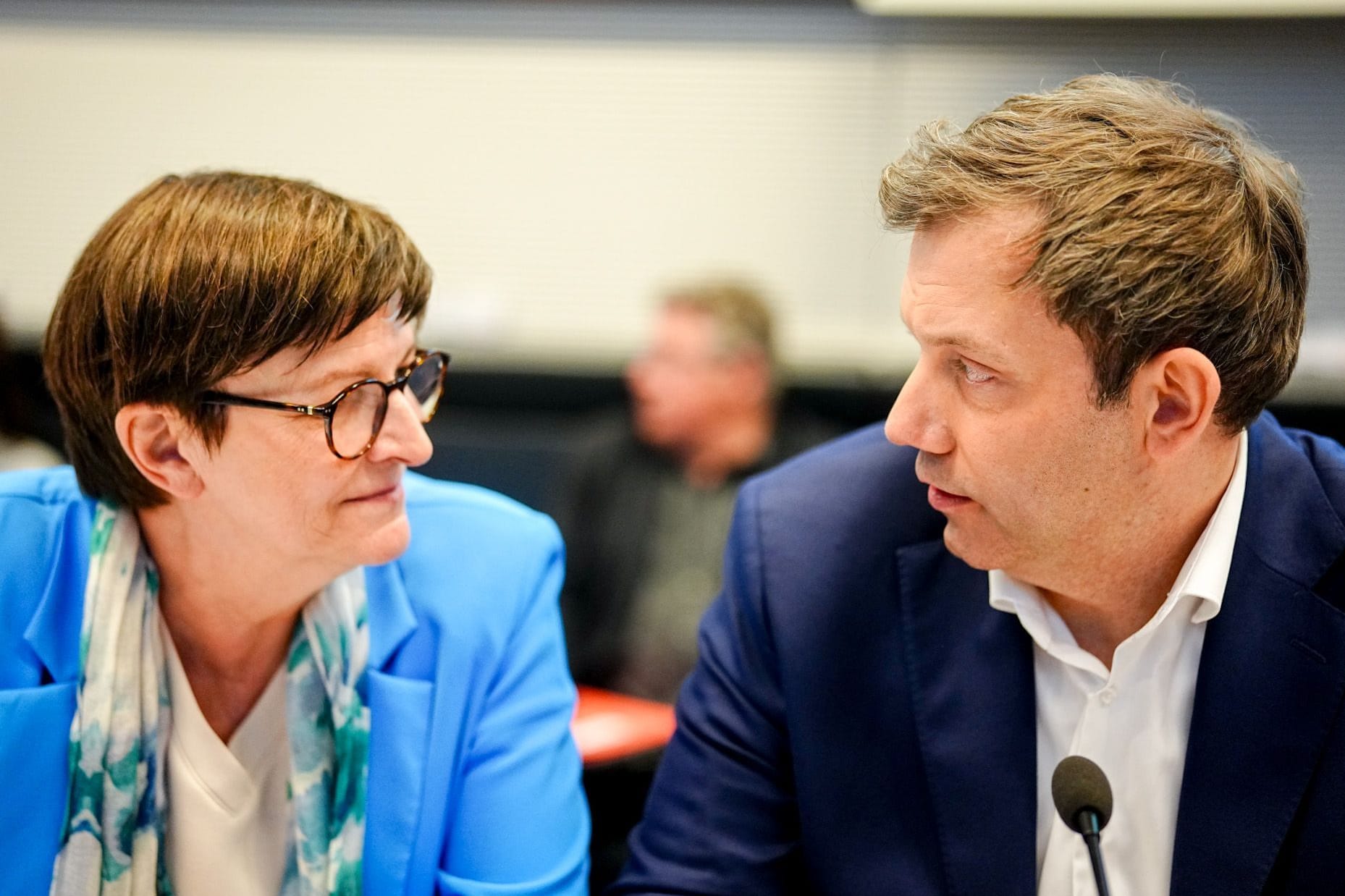 Lars Klingbeil und Saskia Esken (Archivbild): Der SPD-Chef verteidigt seine Co-Vorsitzende. Lars Klingbeil und Saskia Esken (Archivbild): Der SPD-Chef verteidigt seine Co-Vorsitzende.