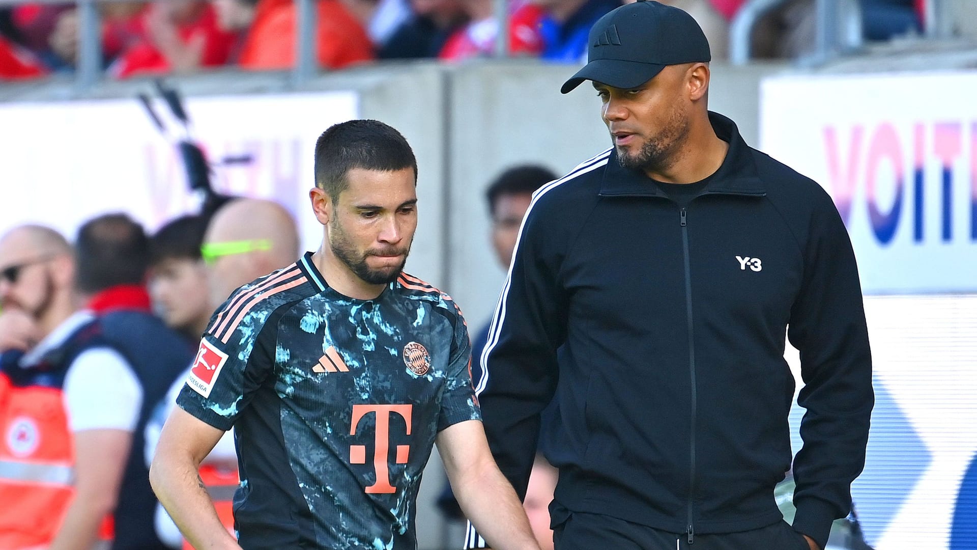 Raphaël Guerreiro und Vincent Kompany (r.): Der Trainer musste umbauen. Raphaël Guerreiro und Vincent Kompany (r.): Der Trainer musste umbauen.