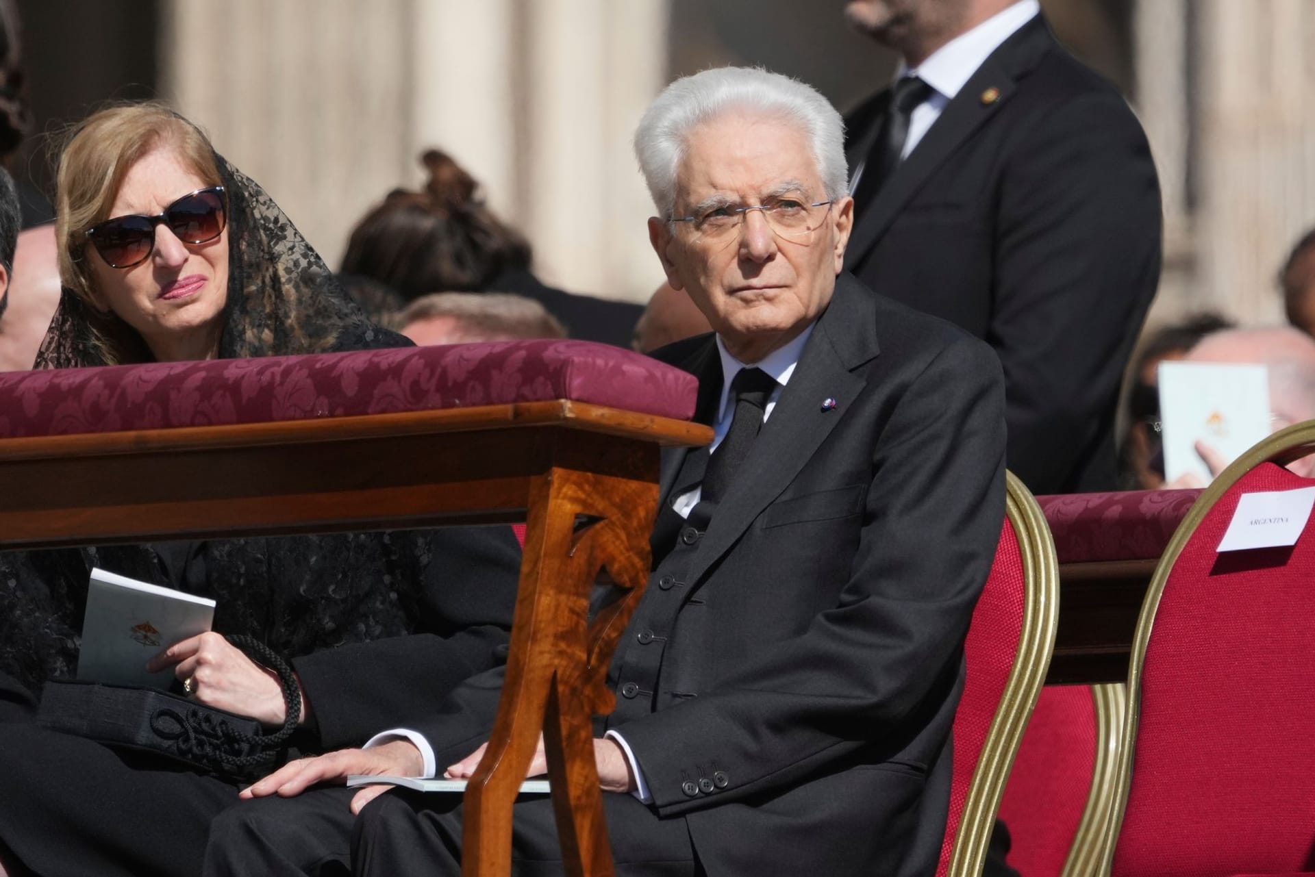 Italiens Präsident Sergio Mattarella sitzt während der Trauermesse neben seiner Tochter Laura Mattarella. Italiens Präsident Sergio Mattarella sitzt während der Trauermesse neben seiner Tochter Laura Mattarella.