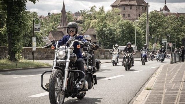 Motorradgang für den guten Zweck: Nicht nur in Nürnberg fährt am Sonntag der "Gentleman's Ride" durch die Stadt. Motorradgang für den guten Zweck: Nicht nur in Nürnberg fährt am Sonntag der "Gentleman's Ride" durch die Stadt.