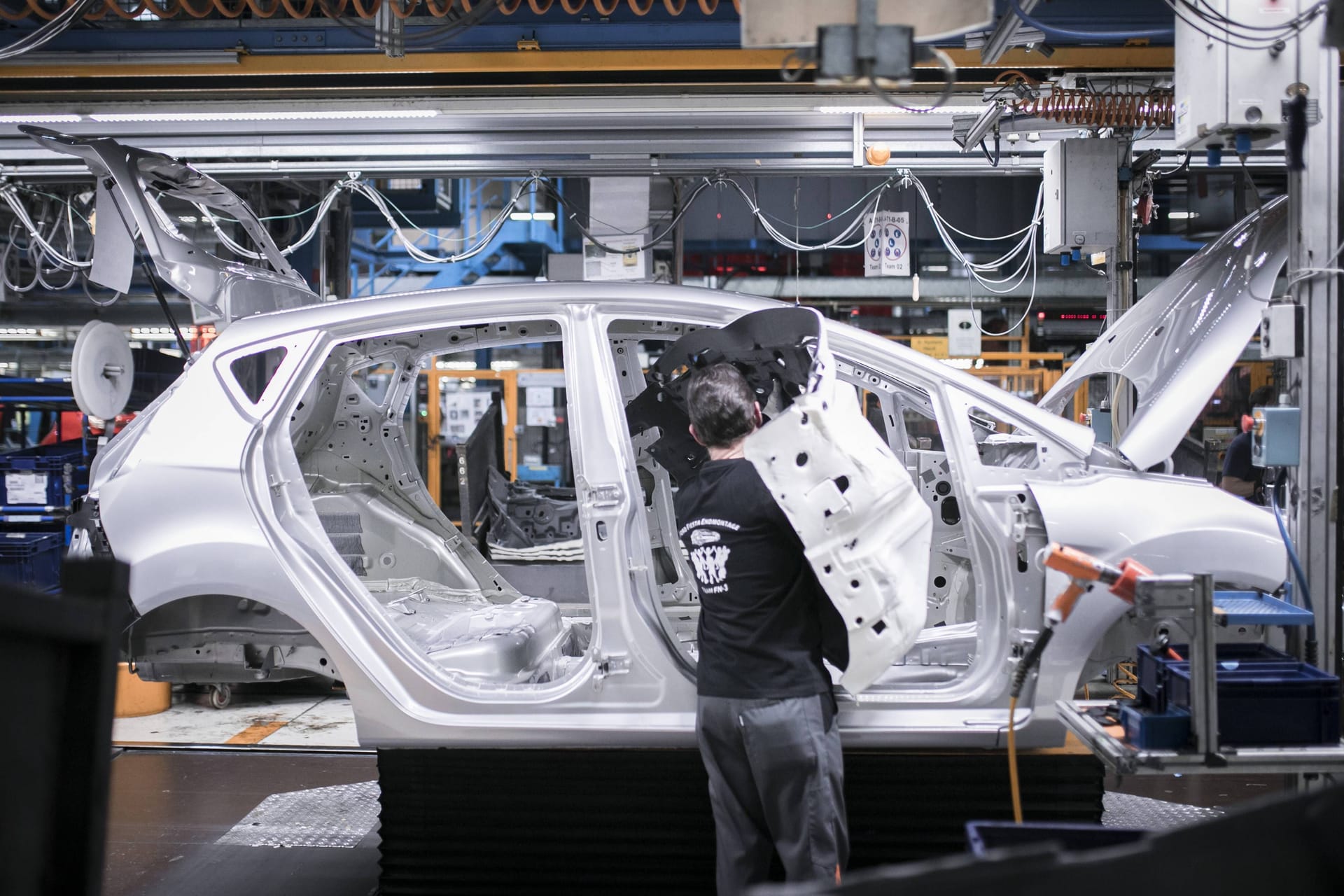 Mechaniker bei der Fertigung im Ford-Werk in Köln (Symbolbild): Laut Experten hat Ford in der Vergangenheit an den Bedürfnissen des europäischen Automarkts vorbei produziert.