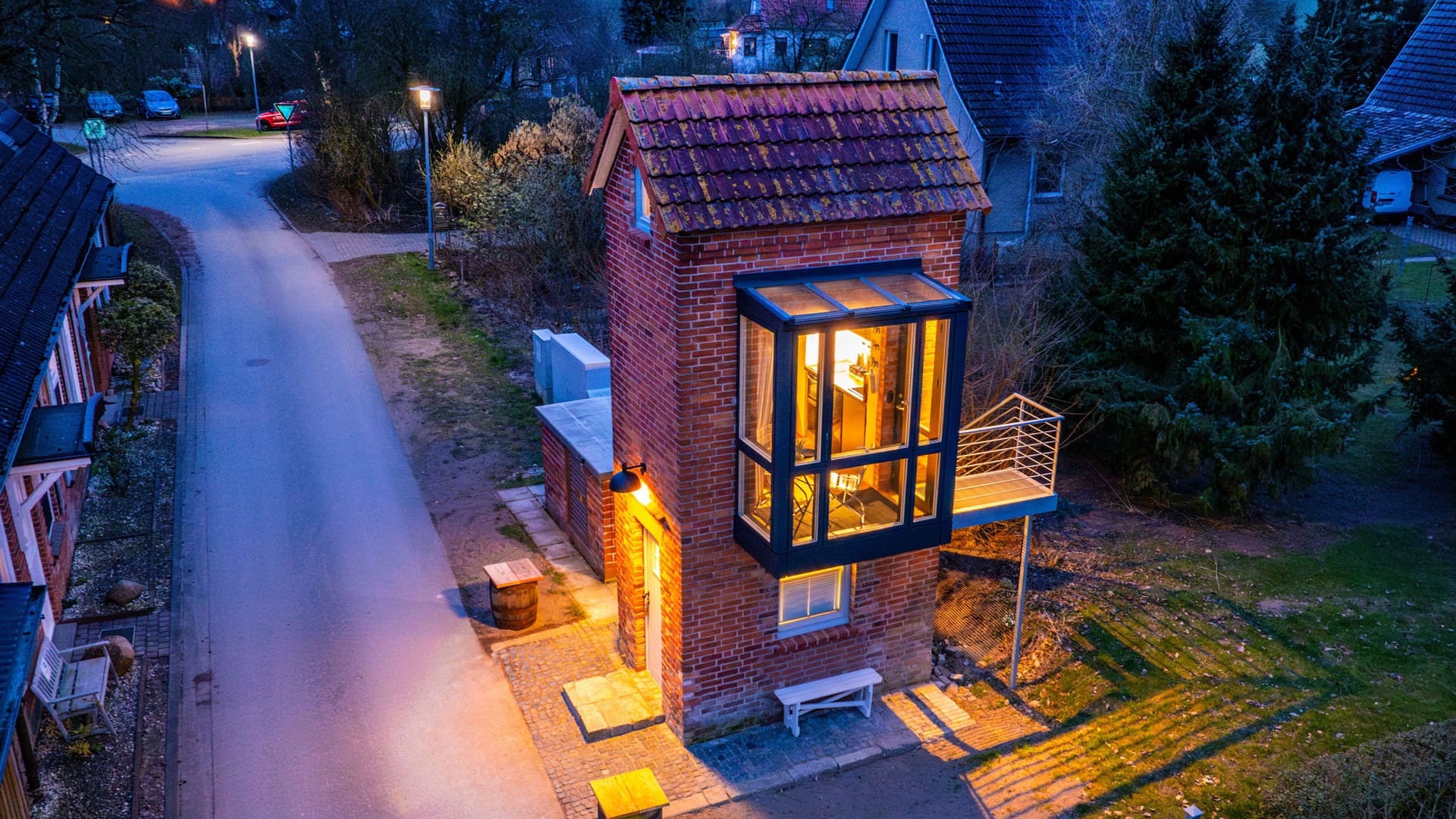 Die kleine Ferienwohnung im ehemaligen Trafoturm: Der Turm hat nur einen symbolischen Betrag von 1,19 Euro gekostet. Die kleine Ferienwohnung im ehemaligen Trafoturm: Der Turm hat nur einen symbolischen Betrag von 1,19 Euro gekostet.