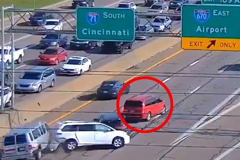 Der Autofahrer verpasst die Ausfahrt und stoppt mitten auf der Autobahn.