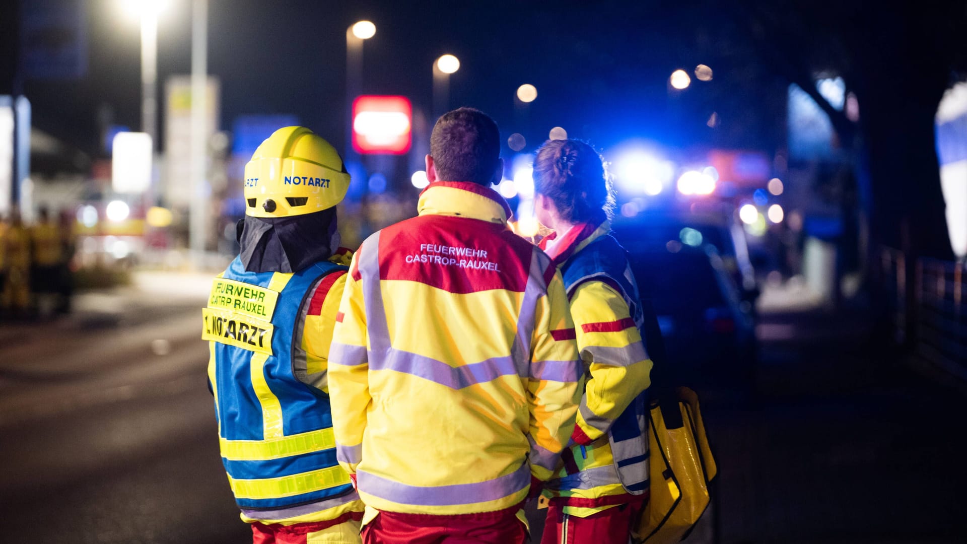 Einsatzkräfte der Feuerwehr (Symbolbild): In Höxter konnten die Helfer zwei Menschen nur noch tot bergen. Einsatzkräfte der Feuerwehr (Symbolbild): In Höxter konnten die Helfer zwei Menschen nur noch tot bergen.