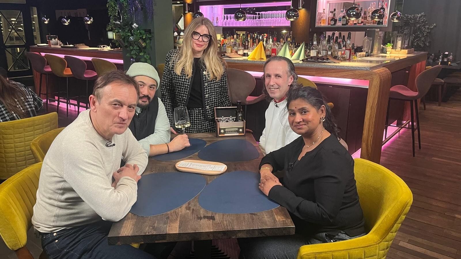 "Mein Lokal, Dein Lokal" in Hannover: Odysseus, Nucki, Lena, Musti und Suba stellen sich der Bewertung der Konkurrenz.