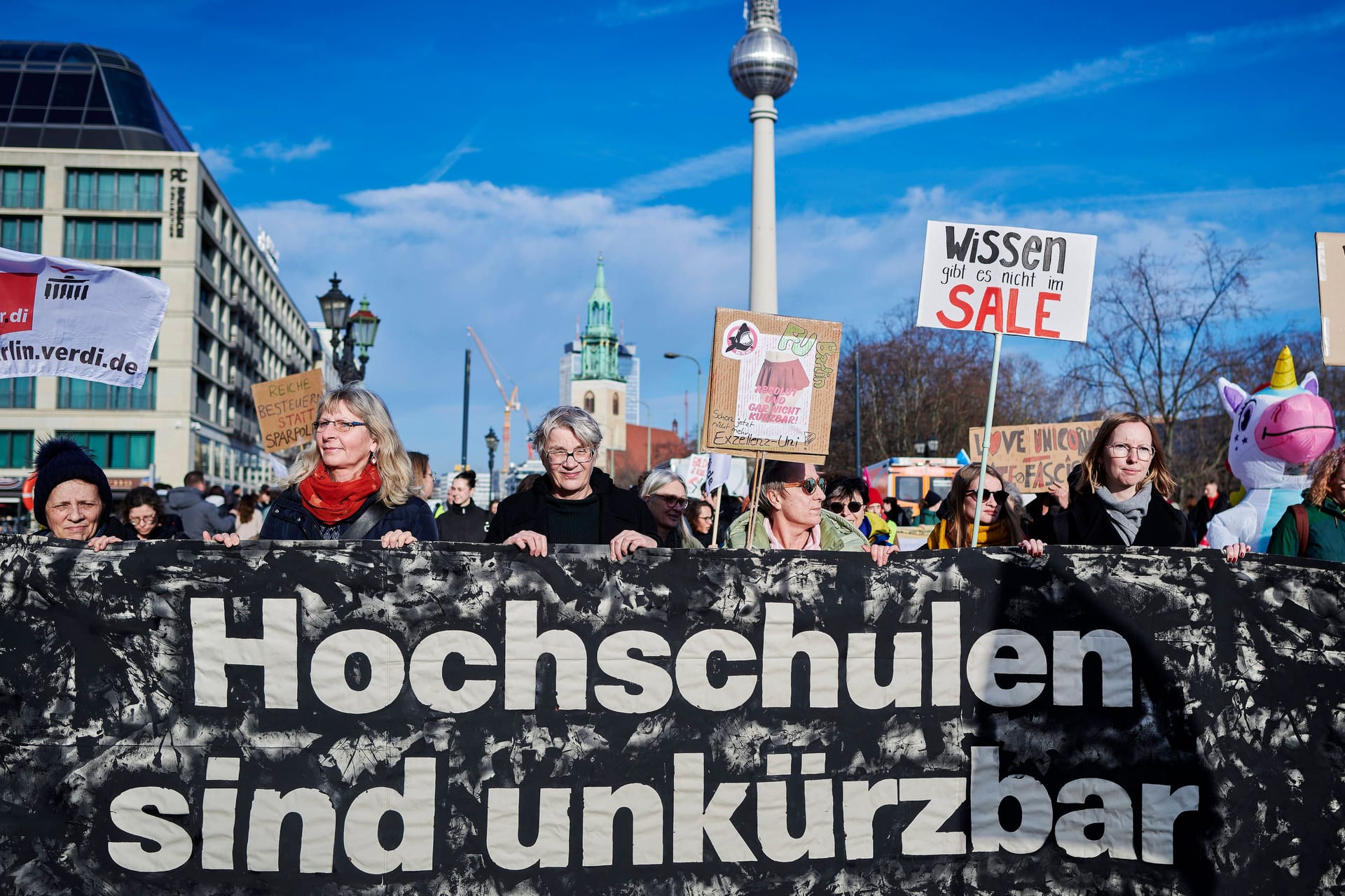 Protest zu "Hochschulen sind unkürzbar" (Archivbild): Am Mittwoch übergaben die Unterzeichner die Petition an den Senat.