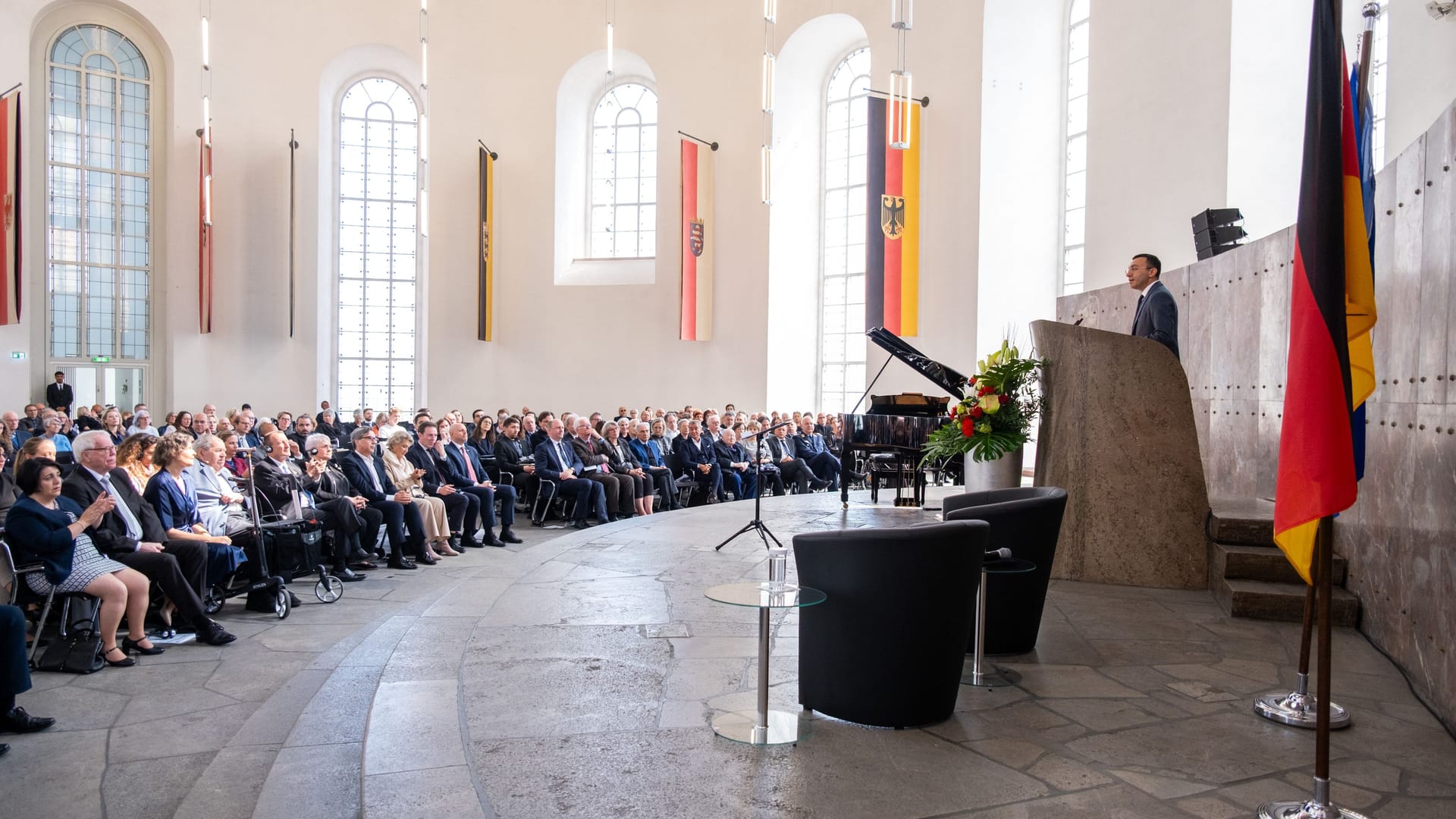Mike Josef hält eine Rede: Die Gedenkstunde fand in der Paulskirche statt. Mike Josef hält eine Rede: Die Gedenkstunde fand in der Paulskirche statt.