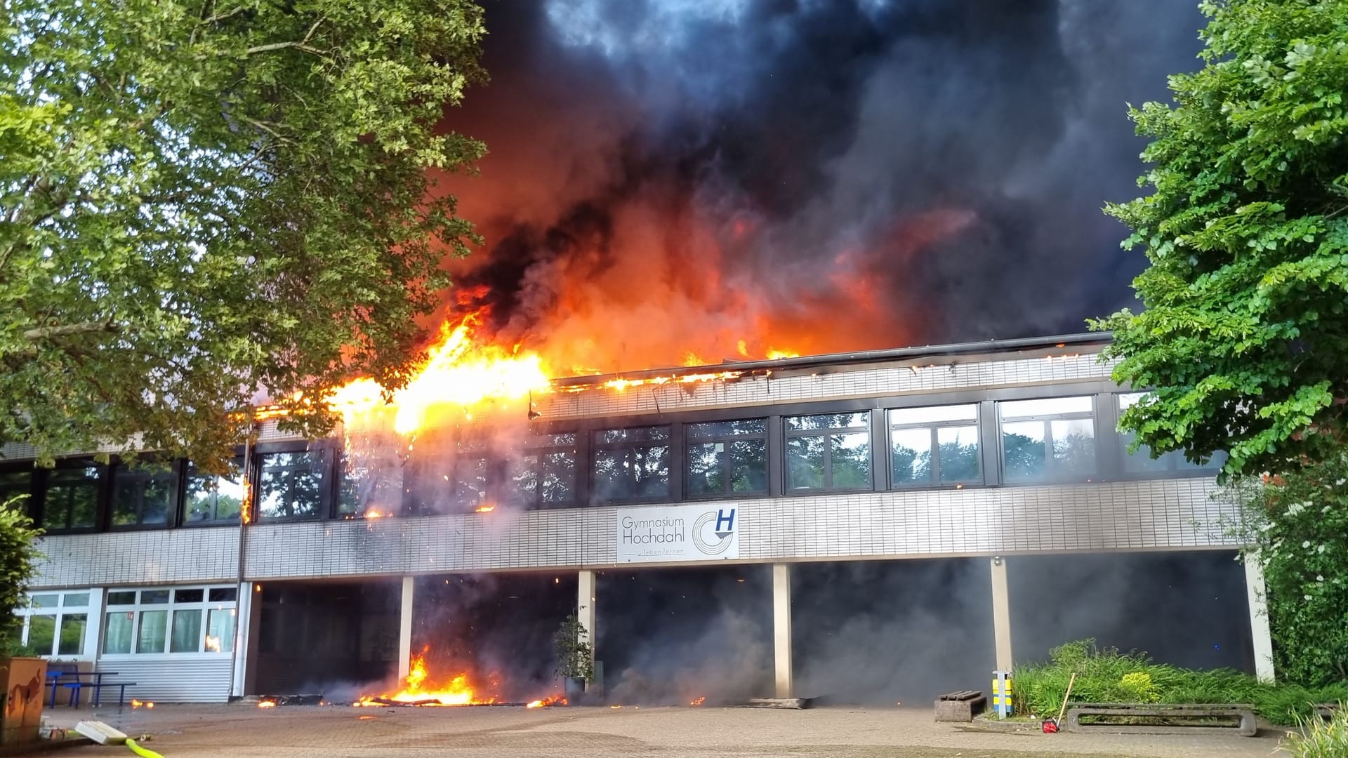 Brennendes Schulgebäude in Erkrath: Die Feuerwehr ist zur Stunde im Einsatz. Brennendes Schulgebäude in Erkrath: Die Feuerwehr ist zur Stunde im Einsatz.
