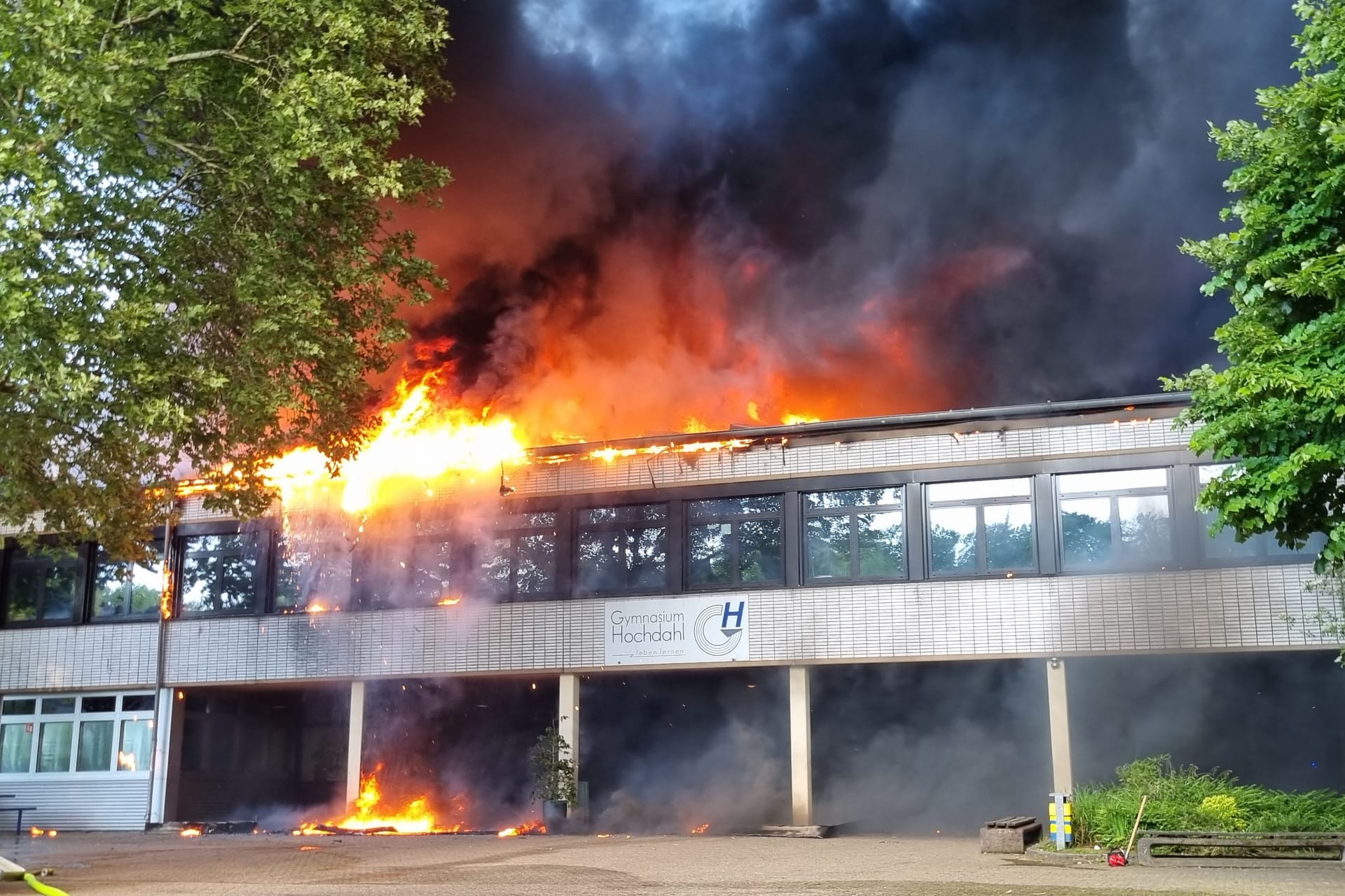 Brennendes Schulgebäude in Erkrath: Die Feuerwehr ist zur Stunde im Einsatz. Brennendes Schulgebäude in Erkrath: Die Feuerwehr ist zur Stunde im Einsatz.