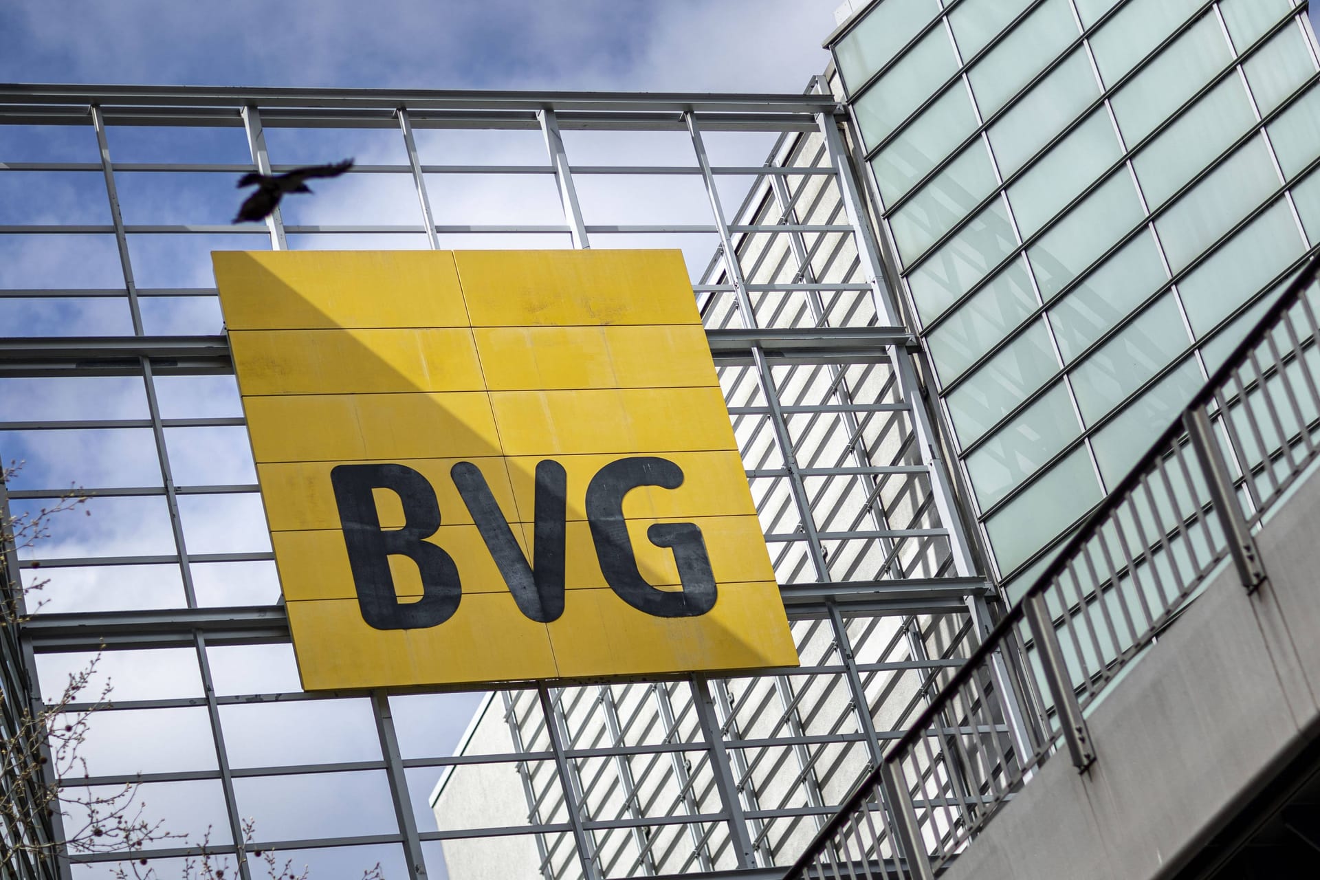 Das Logo der Berliner Verkehrsbetriebe BVG in der Naehe des U-Bahnhofs Gleisdreick. Berlin, 13.04.2023. Berlin Deutschland