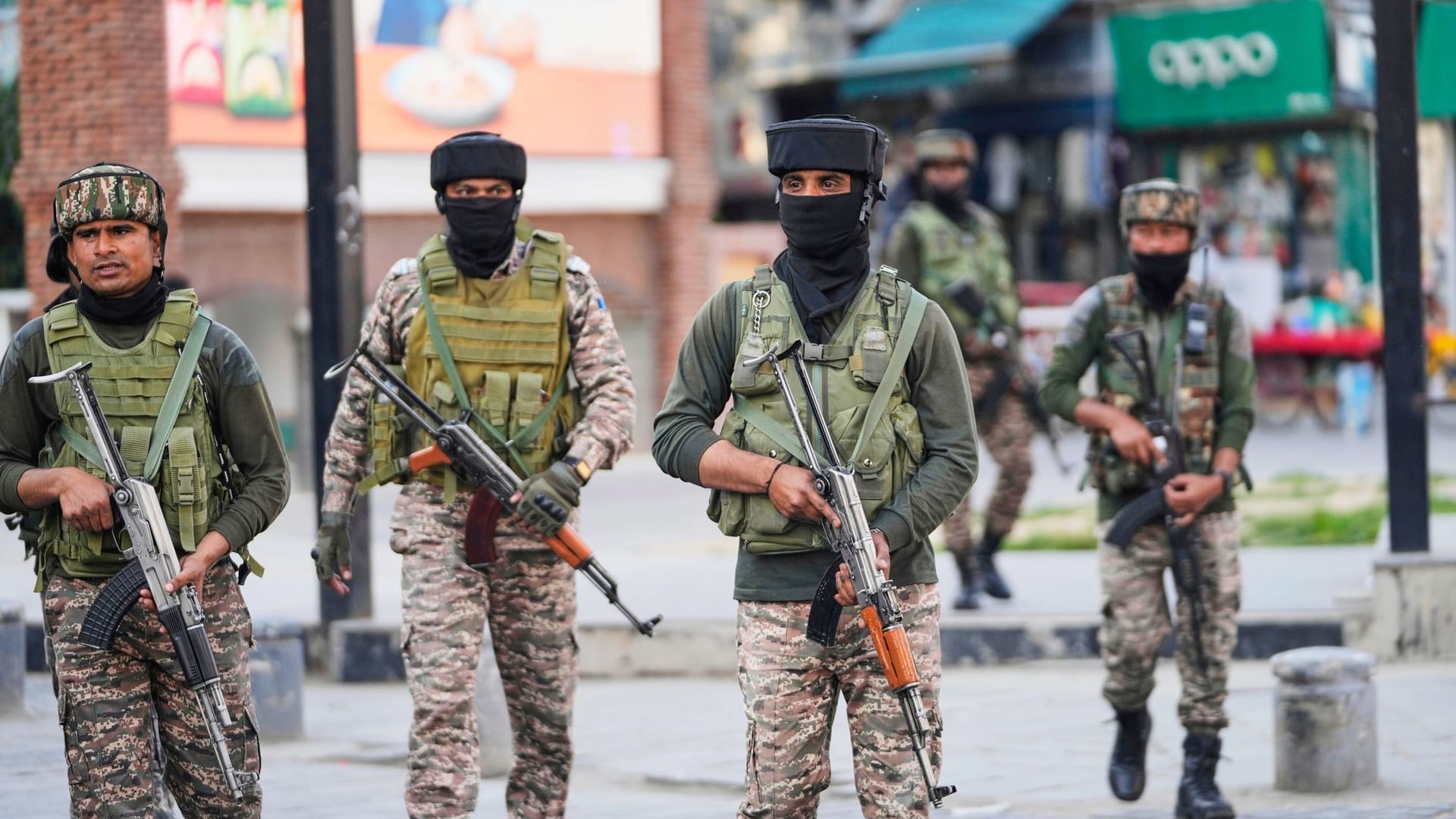 Indische Soldaten bewachen einen Markt in der Stadt Srinagar, im indisch kontrollierten Kaschmir. Indische Soldaten bewachen einen Markt in der Stadt Srinagar, im indisch kontrollierten Kaschmir.