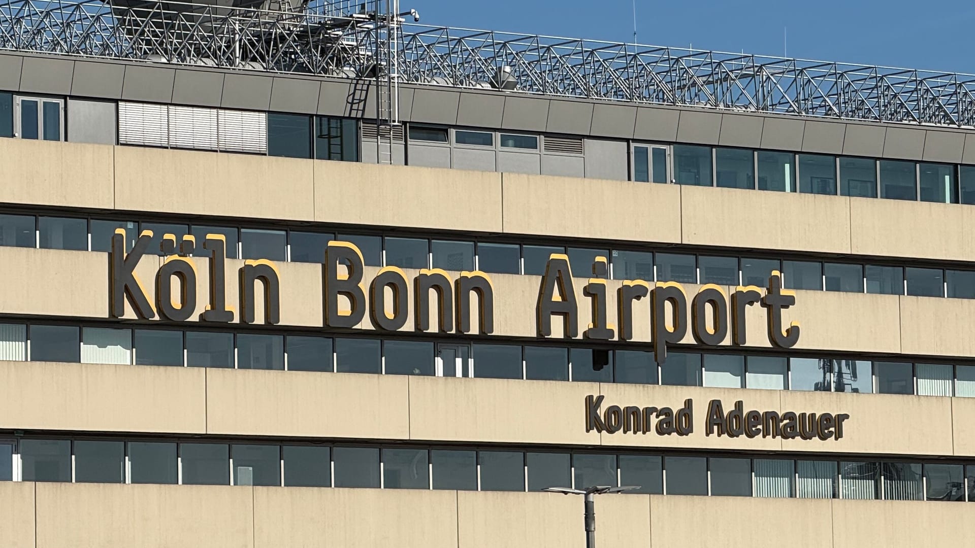Der Flughafen Köln/Bonn: Die Bundespolizei hat am Donnerstag einen international gesuchten Mann verhaftet. Der Flughafen Köln/Bonn: Die Bundespolizei hat am Donnerstag einen international gesuchten Mann verhaftet.