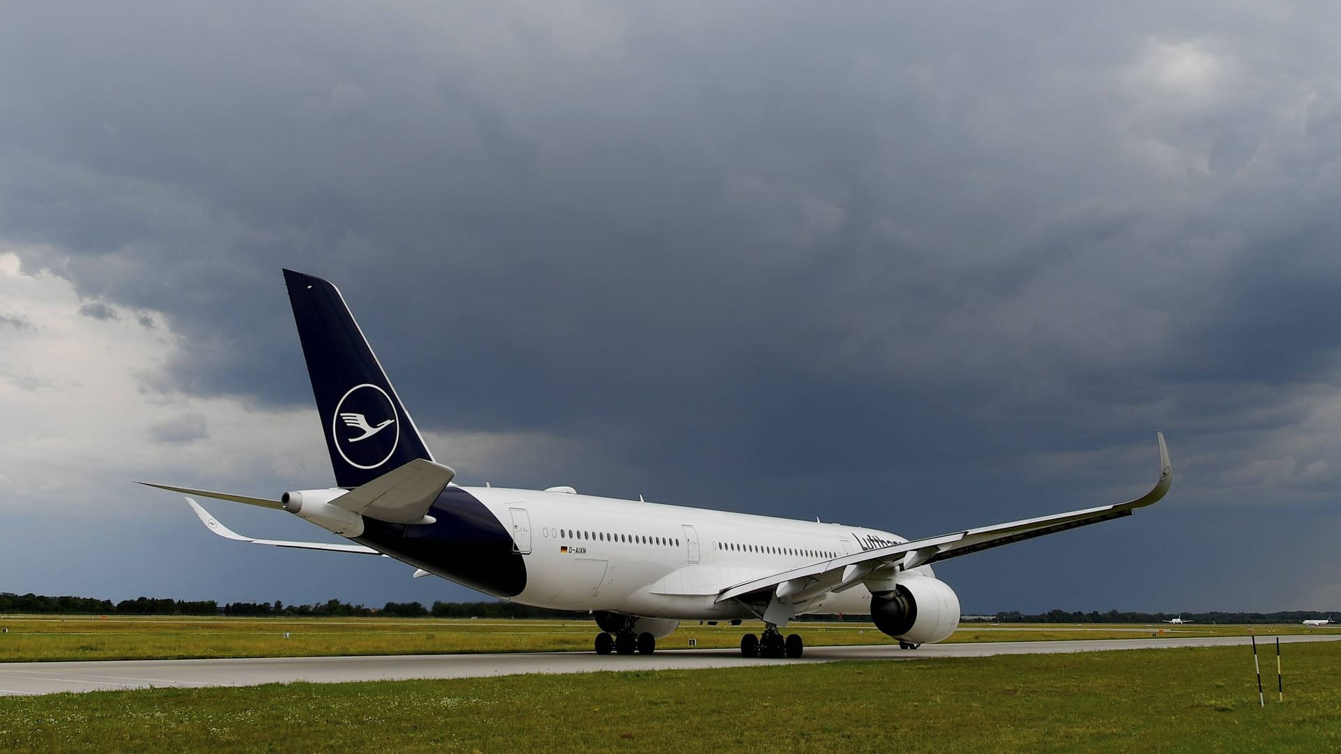 Ein Airbus der Lufthansa unter Gewitterwolken (Symbolbild): In Nizza entschied sich ein Pilot gegen eine Landung und flog nach München zurück.