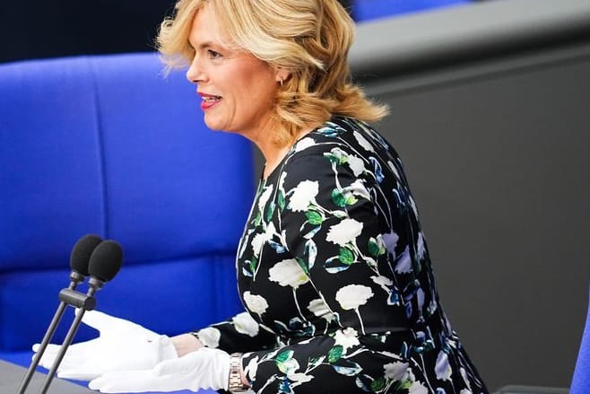 Julia Klöckner trägt weiße Handschuhe zum Schutz des Grundgesetzes