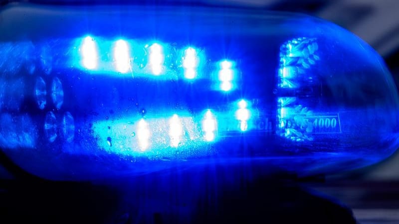 Blaulicht leuchtet auf einem Fahrzeug der Polizei (Symbolbild):
