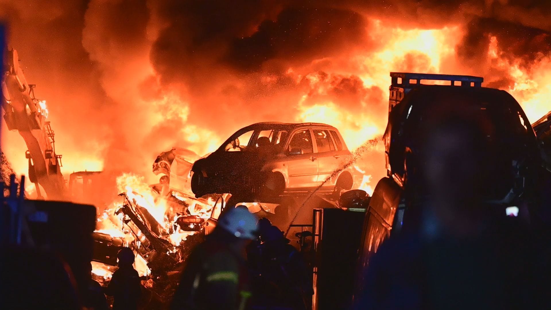 Flammeninferno auf einem Schrottplatz in Niedersachsen: Feuerwehreinsatz in Hatten wird zur Geduldsprobe.