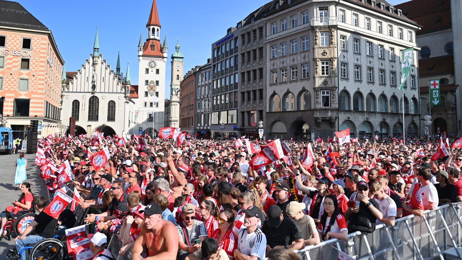 Fans des FC Bayern bei der bislang letzten Meisterfeier 2023 (Archivbild): Damals kamen rund 20.000 Menschen auf den Marienplatz. Fans des FC Bayern bei der bislang letzten Meisterfeier 2023 (Archivbild): Damals kamen rund 20.000 Menschen auf den Marienplatz.